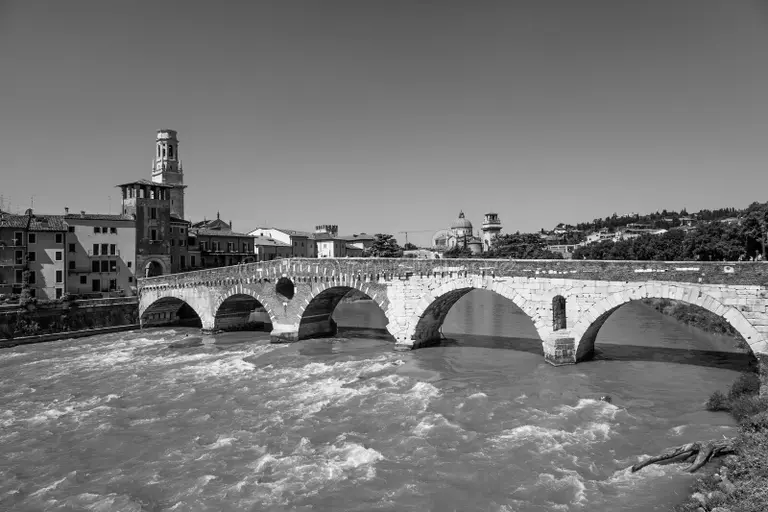 od-roman-bridge-verona-spans-river-etschl-old-roman-bridge-verona-spans-river-etsch-275634525